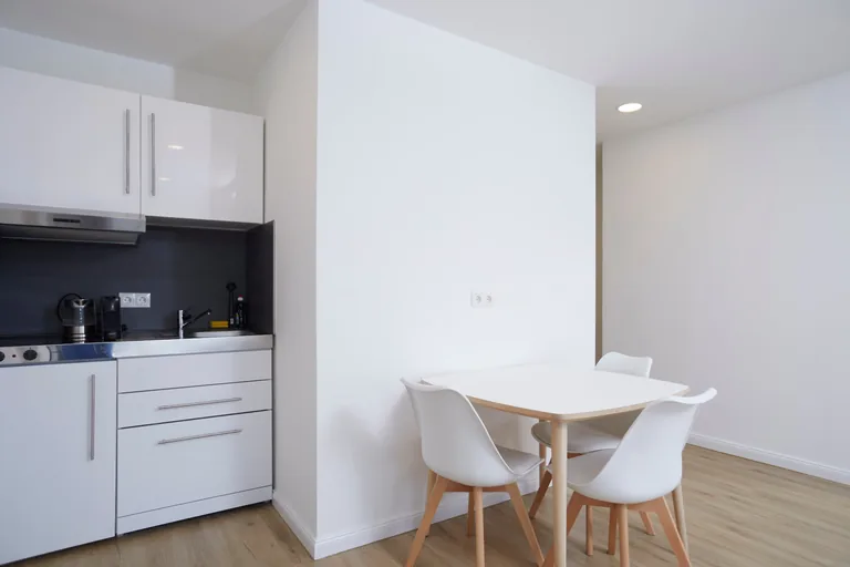 Apartment 4 Photo 3