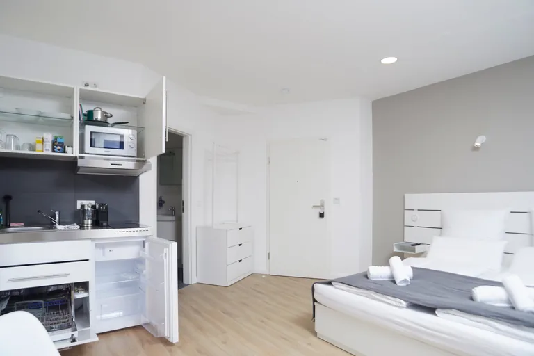 Apartment 5 Photo 3