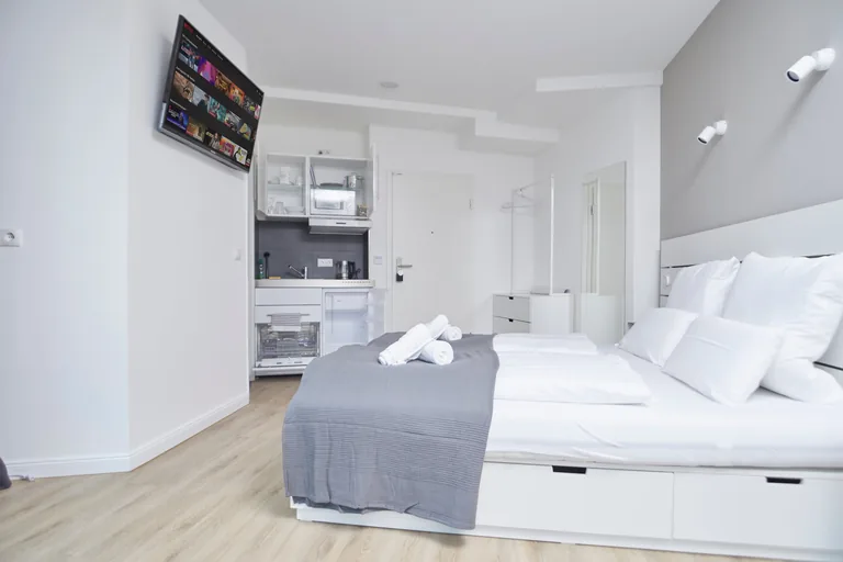 Apartment 6 Photo 2