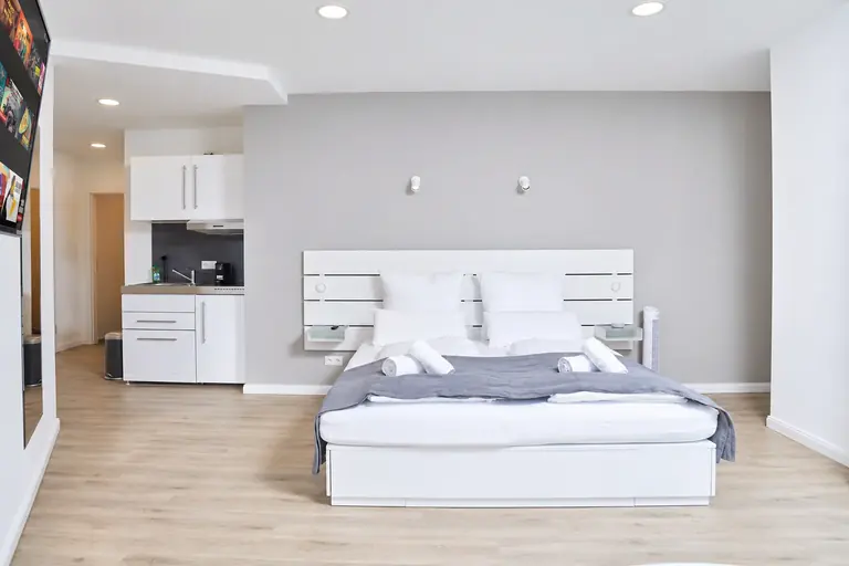 Apartment 7 – Larger studio for 1–2 guests.